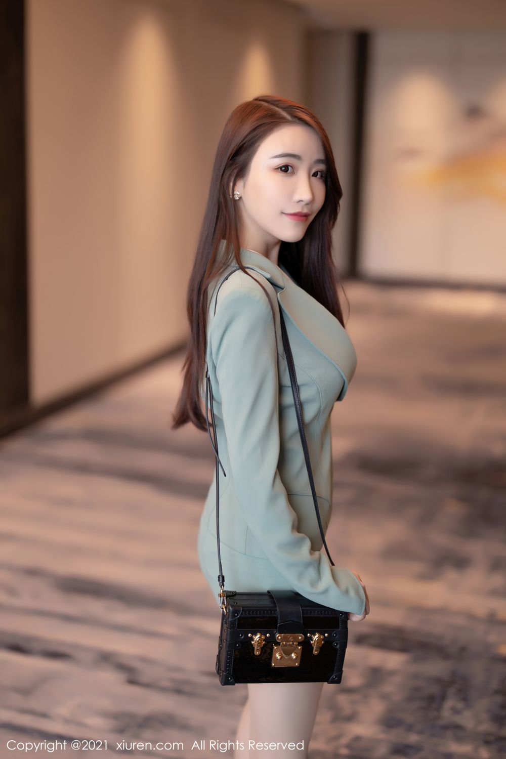 宅男女神绯月樱 浅绿色的职业装