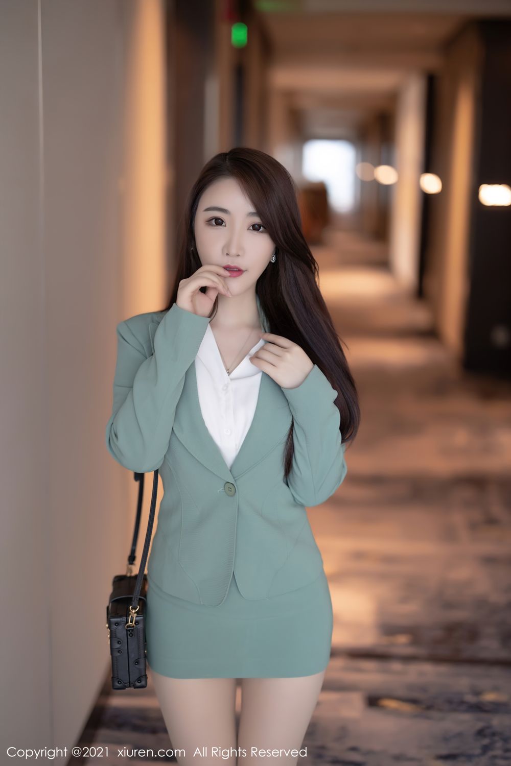 宅男女神绯月樱 浅绿色的职业装
