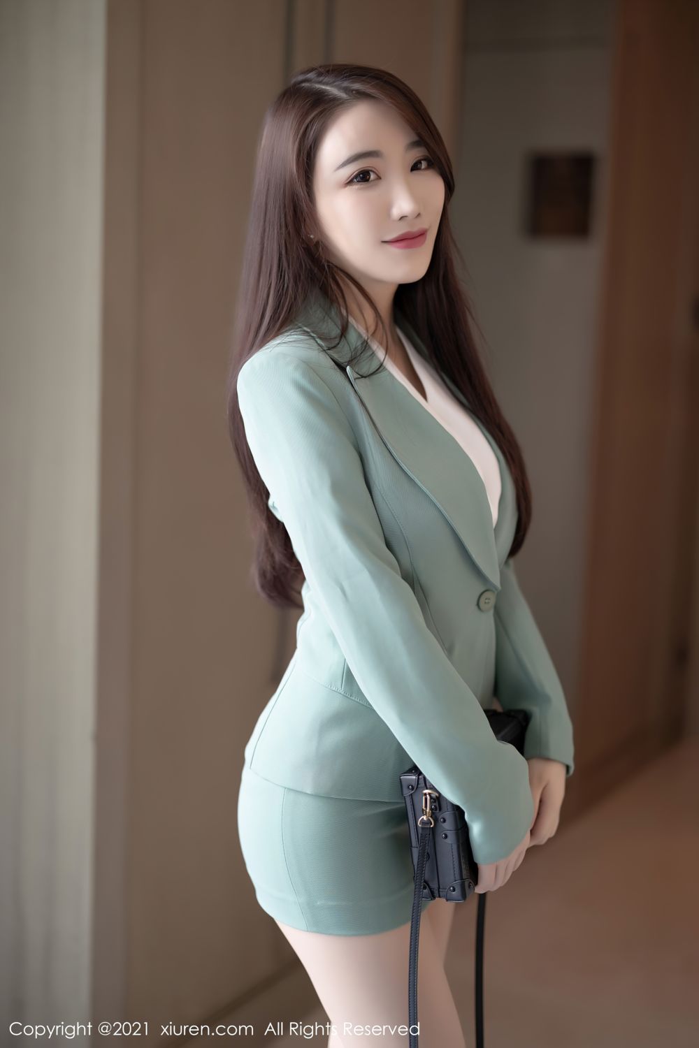 宅男女神绯月樱 浅绿色的职业装