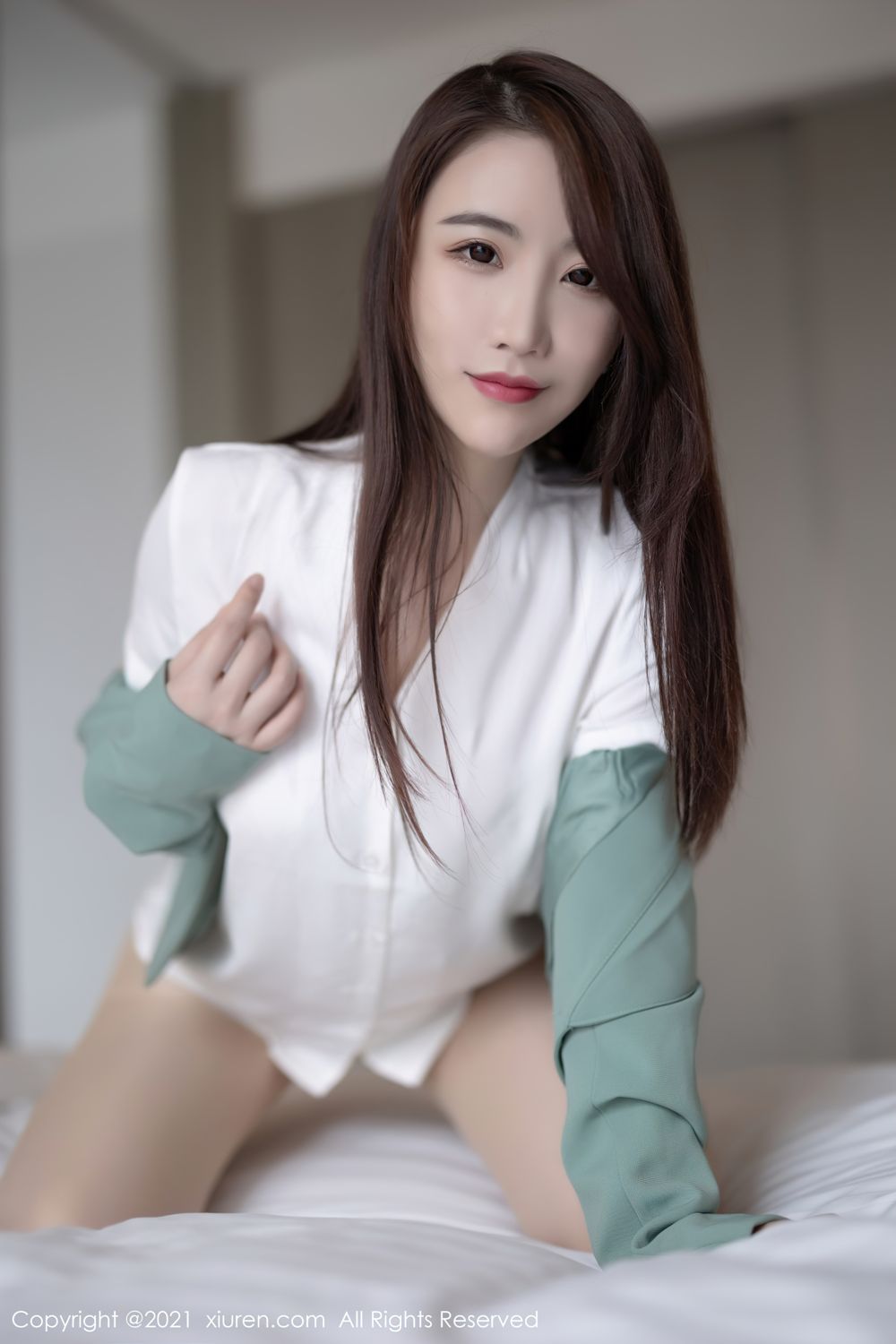 宅男女神绯月樱 浅绿色的职业装