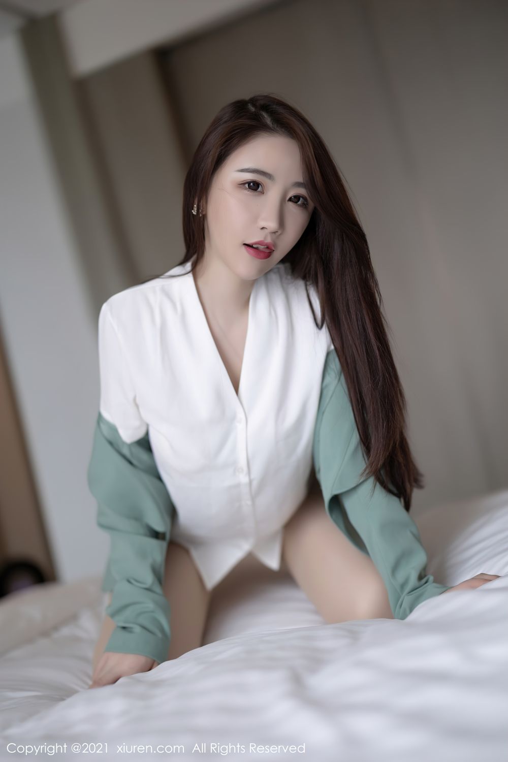 宅男女神绯月樱 浅绿色的职业装
