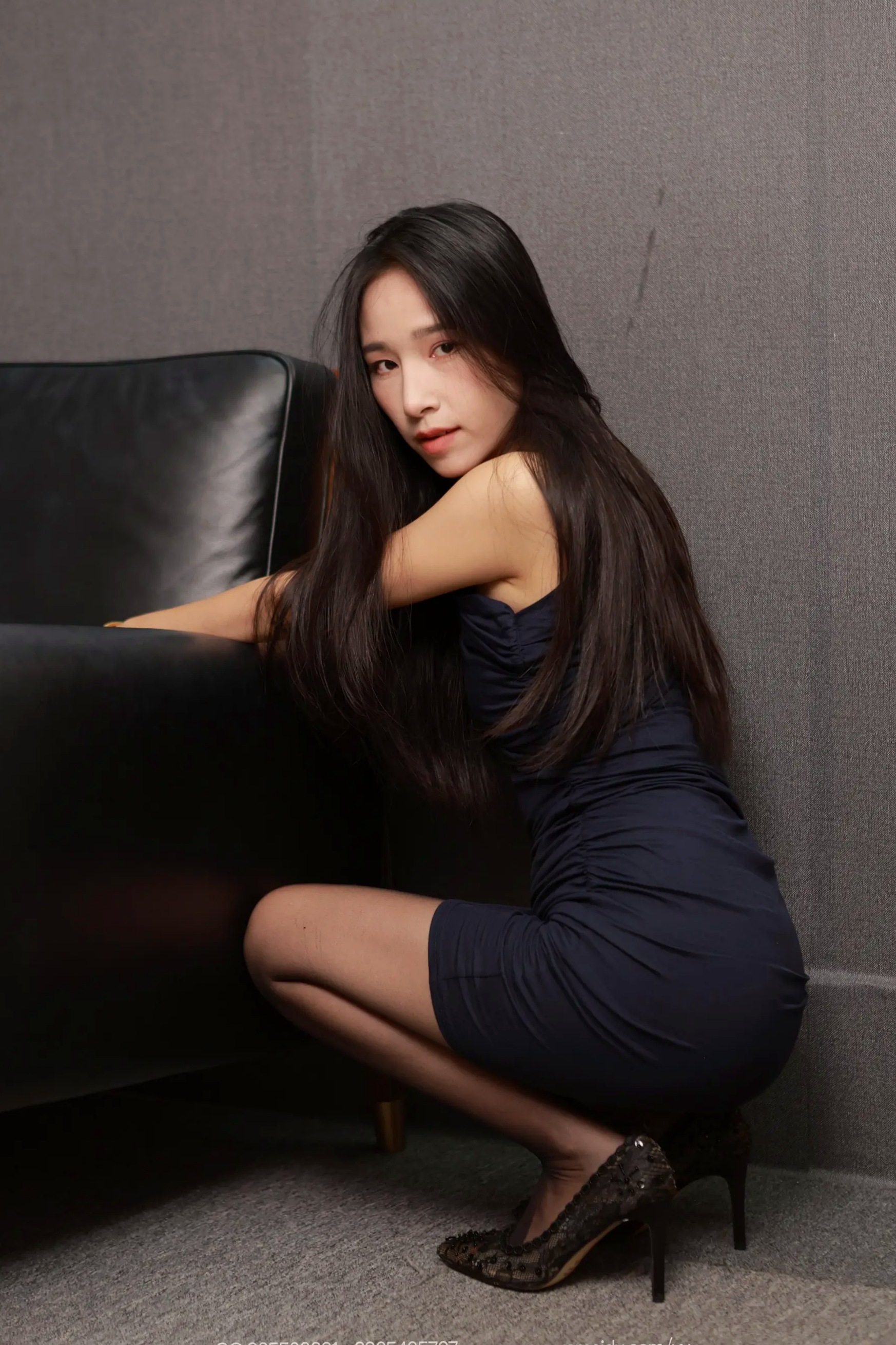 IESS异思趣向美子《斜肩包臀裙》黑丝高跟私房写真,职场御姐优雅魅惑诱人曲线展示