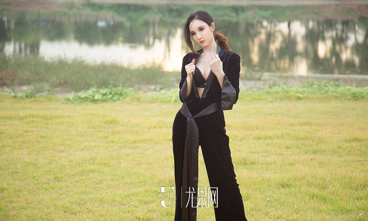 优雅冷美人阿依努尔瓦娅 雪白的肌肤黑色连体装