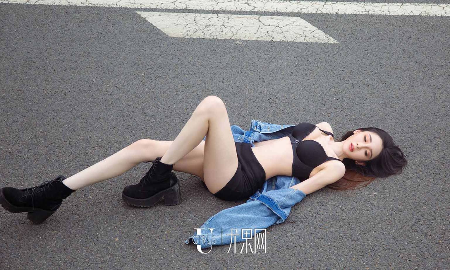 优雅冷美人阿依努尔瓦娅 雪白的肌肤黑色连体装