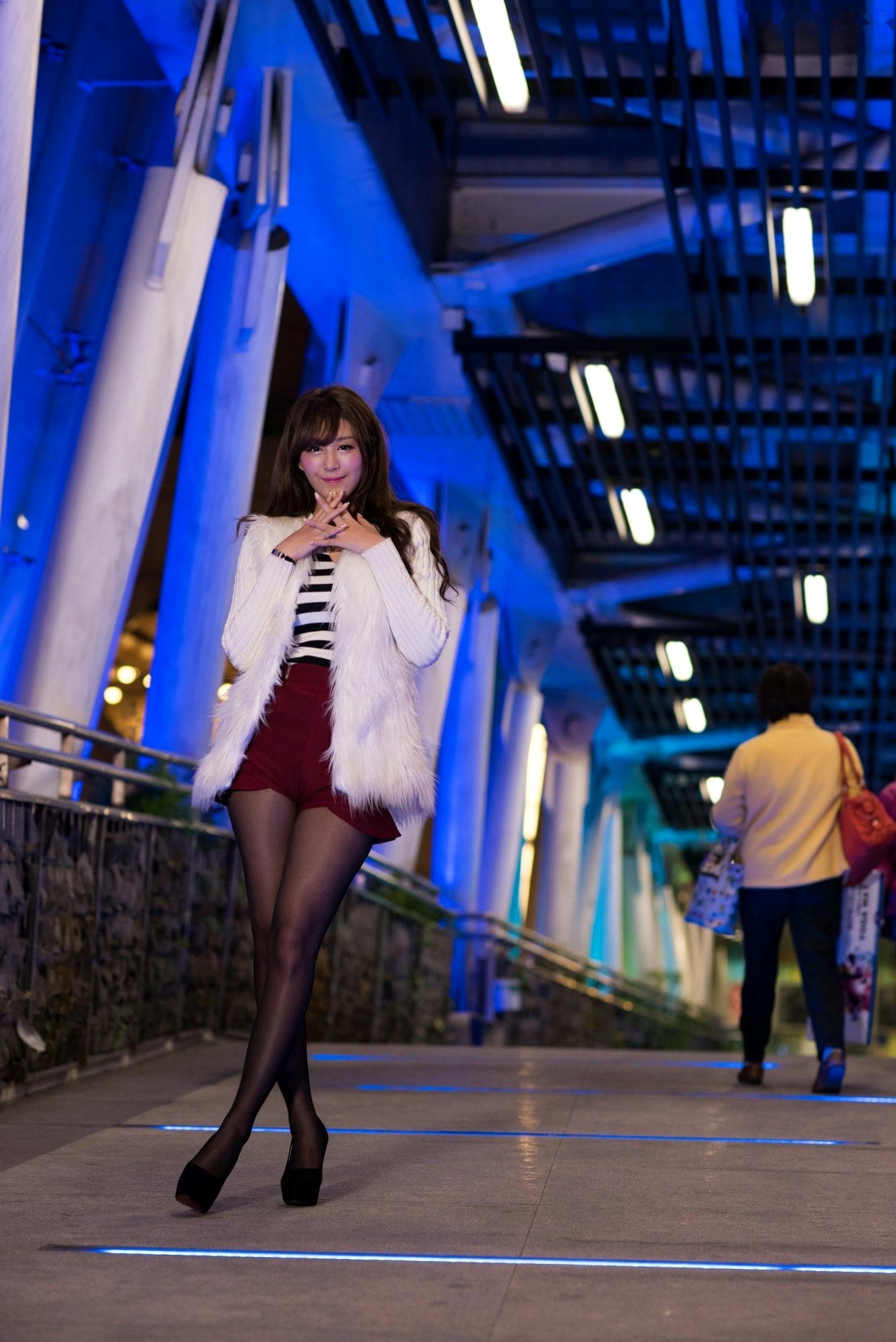 Gallery - 台湾正妹夏晴MISO《圣诞外拍》夜景霓虹灯下的节日时尚写真,清纯气质圣诞装扮美图台湾户外清新气质治愈系 夏晴Miso女神私房照_秀色女神