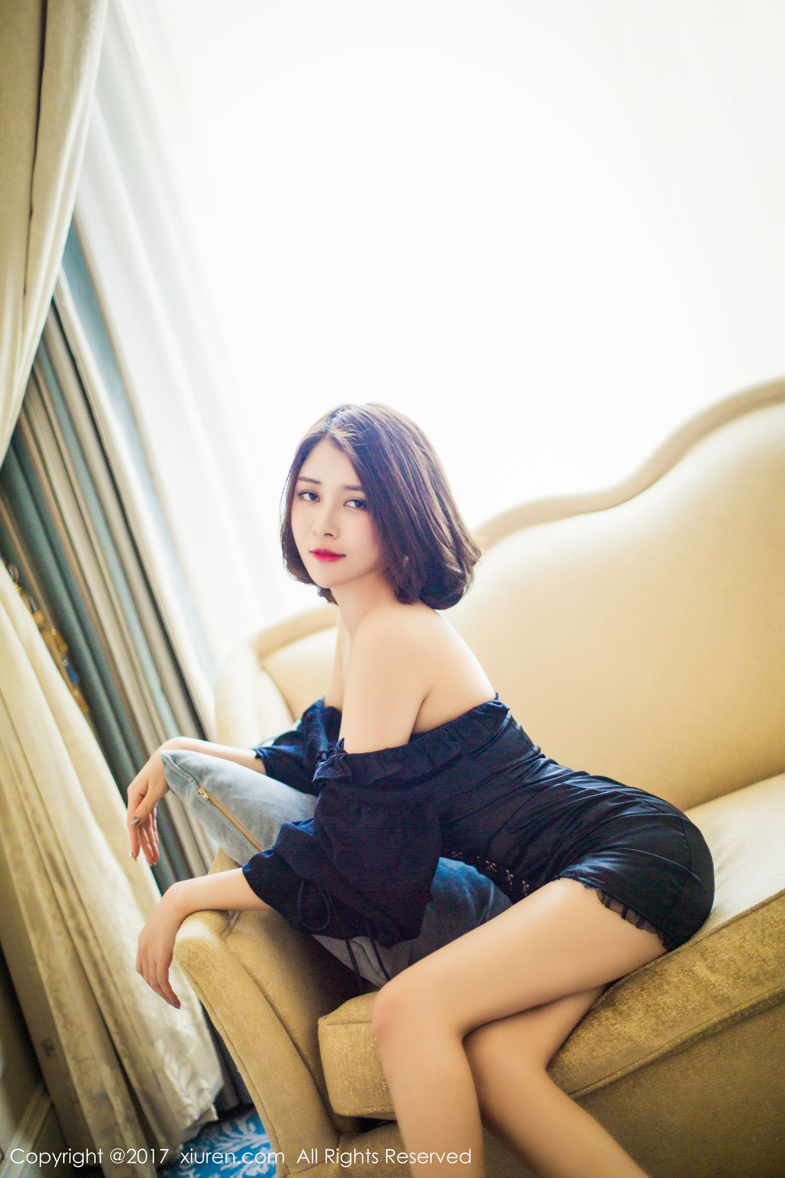 女神廿十妩媚出击 白色如花黑色典雅