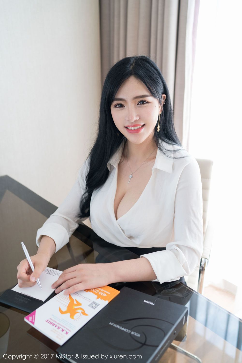 红裙女神刘钰儿 职场OL彰显有致身材