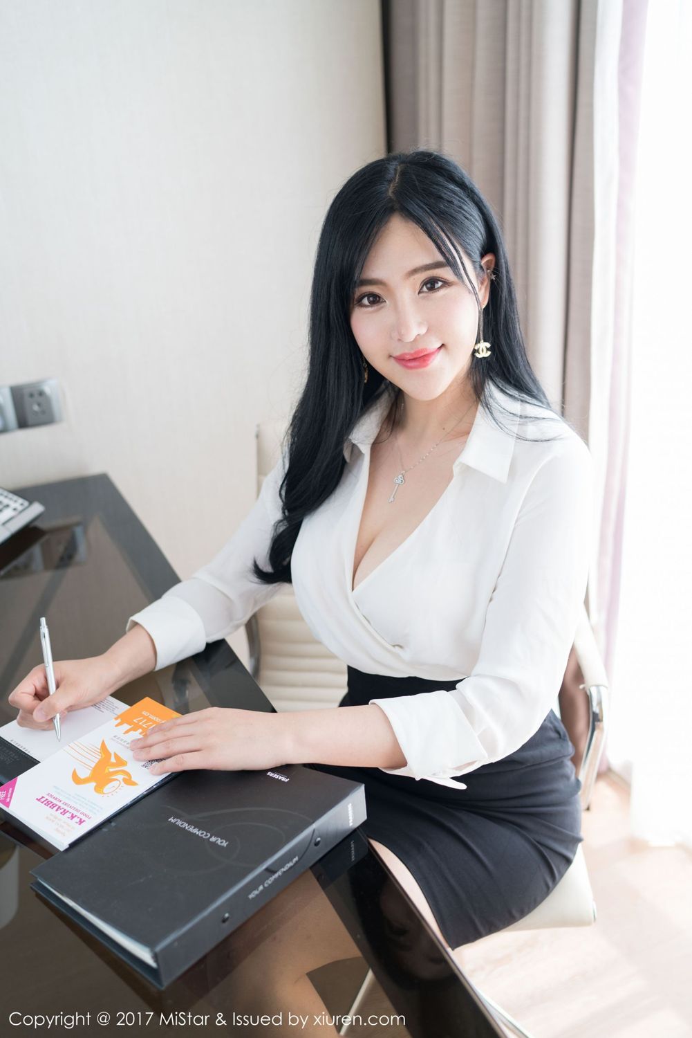 红裙女神刘钰儿 职场OL彰显有致身材