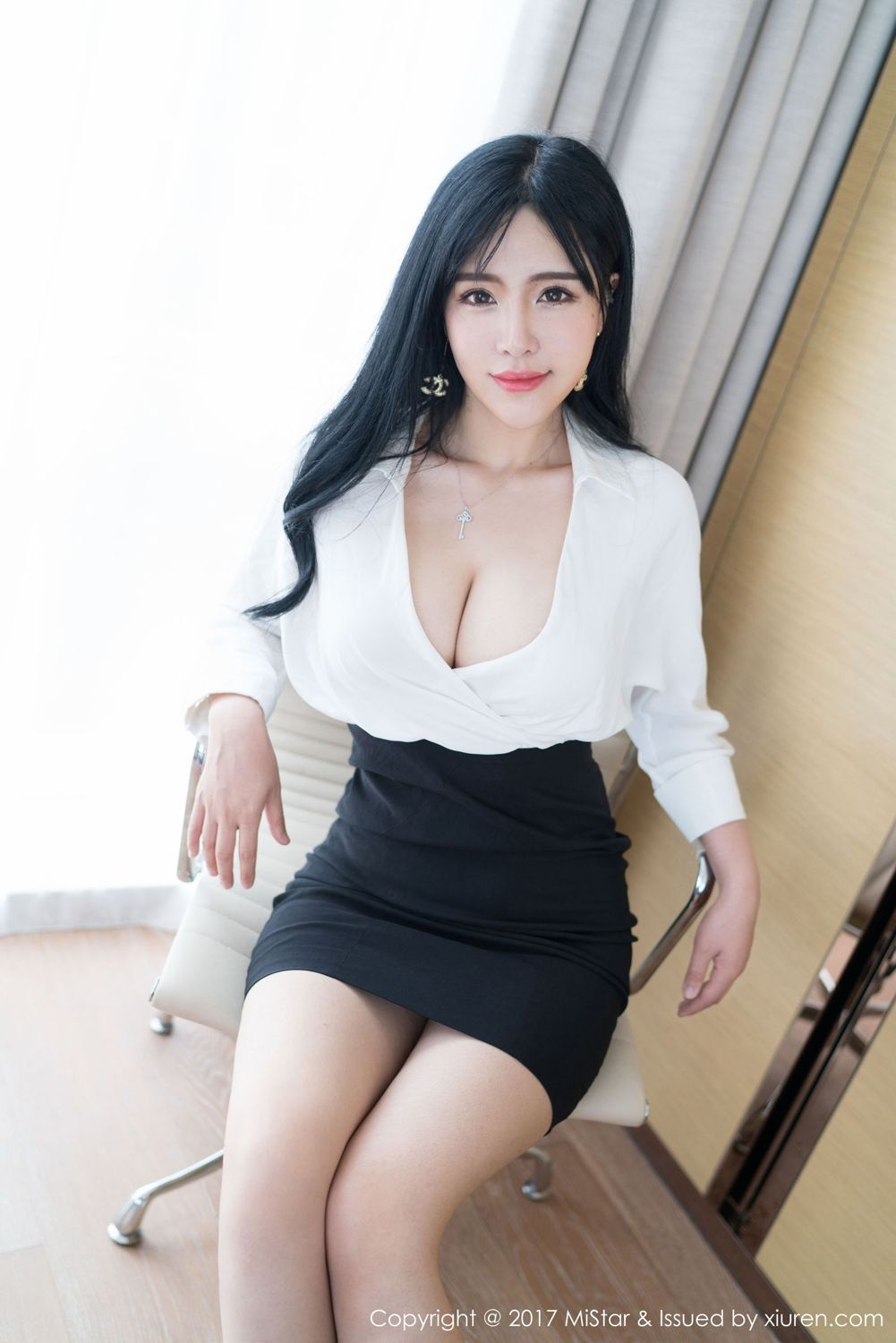 红裙女神刘钰儿 职场OL彰显有致身材