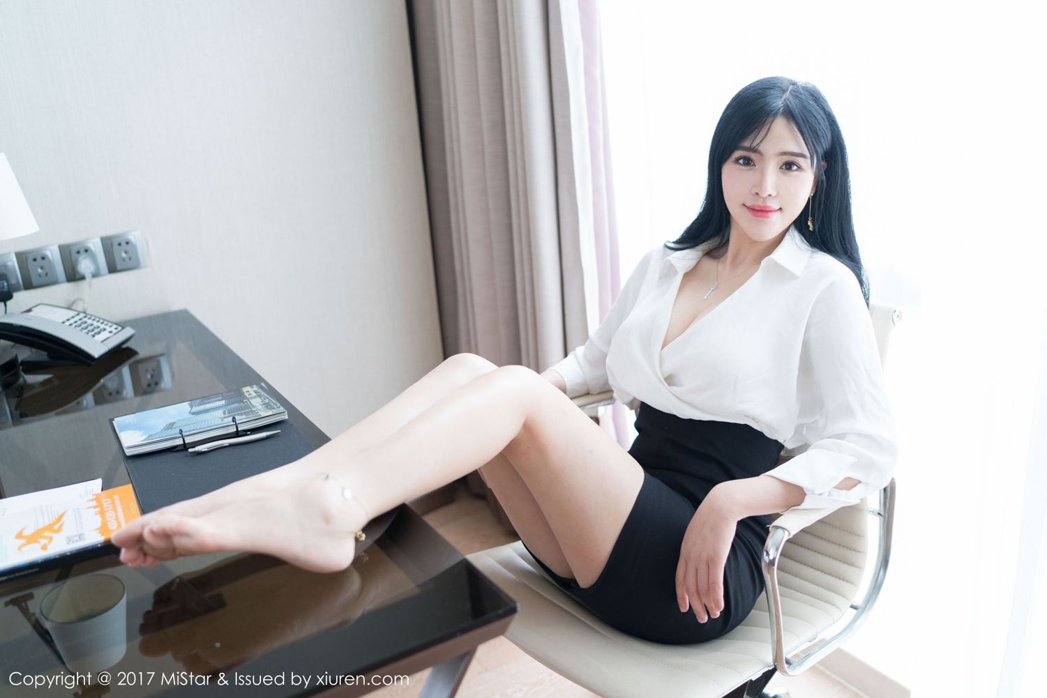 红裙女神刘钰儿 职场OL彰显有致身材
