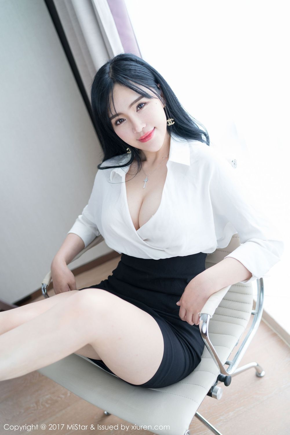 红裙女神刘钰儿 职场OL彰显有致身材