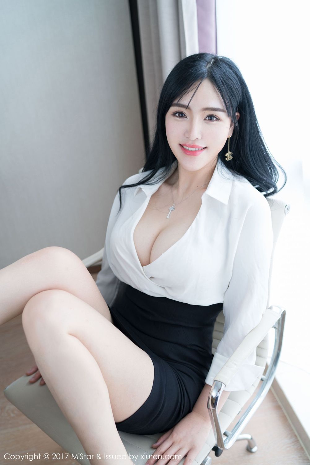 红裙女神刘钰儿 职场OL彰显有致身材