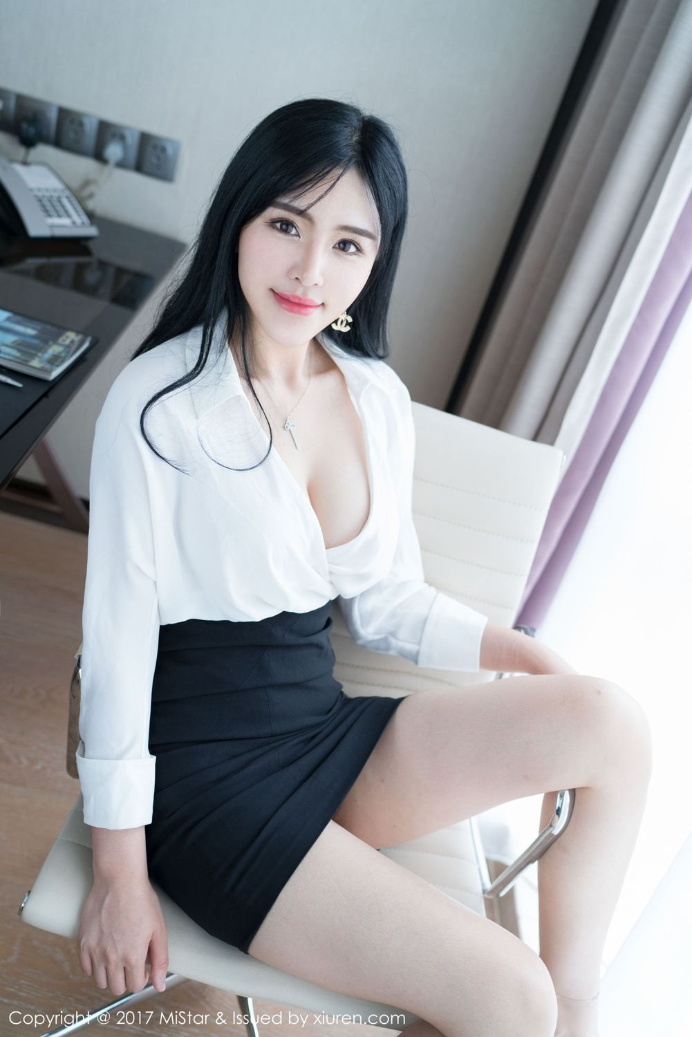 红裙女神刘钰儿 职场OL彰显有致身材