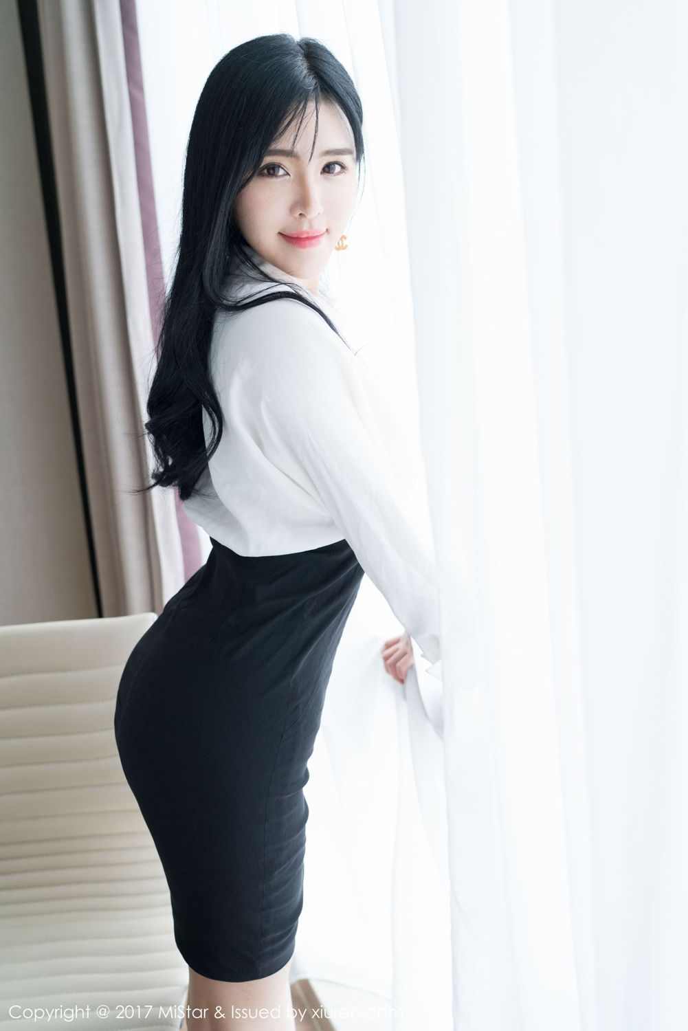 红裙女神刘钰儿 职场OL彰显有致身材