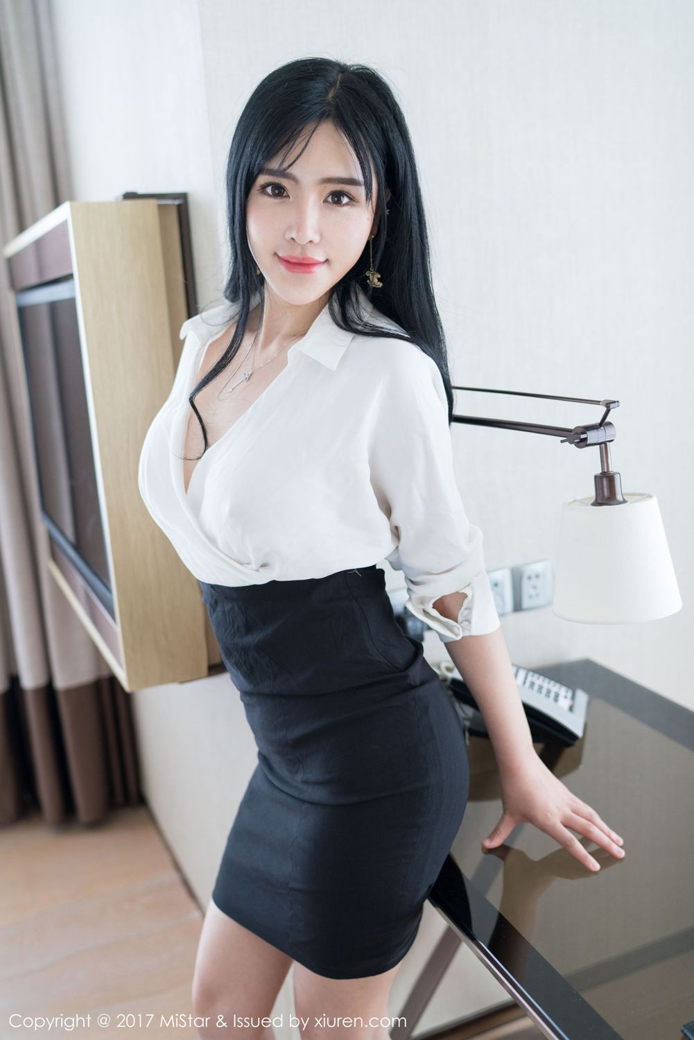 红裙女神刘钰儿 职场OL彰显有致身材