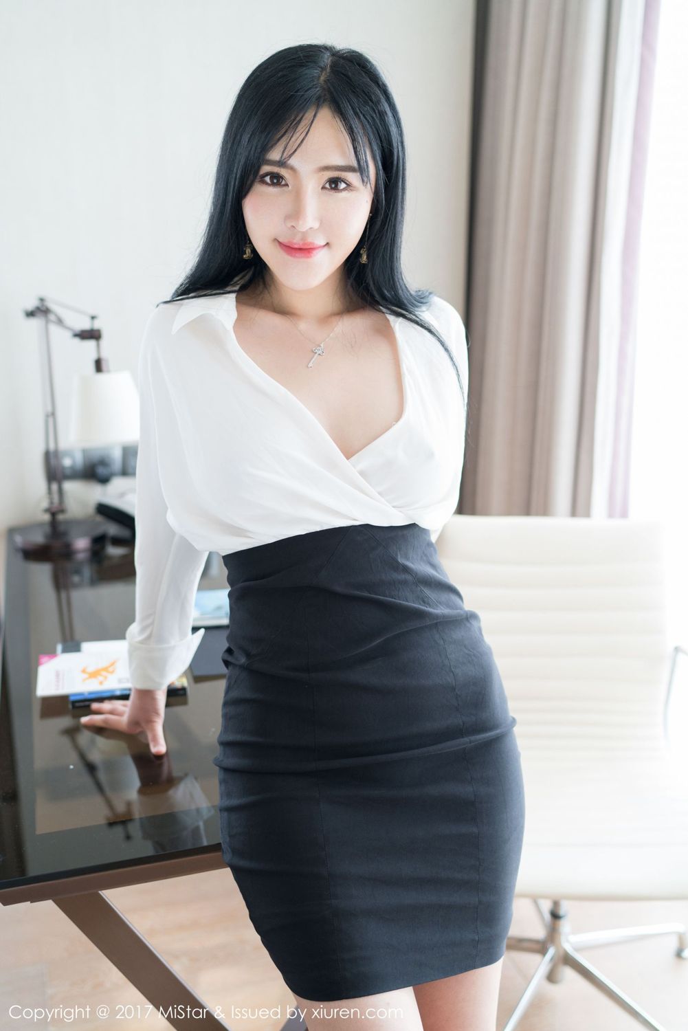 红裙女神刘钰儿 职场OL彰显有致身材