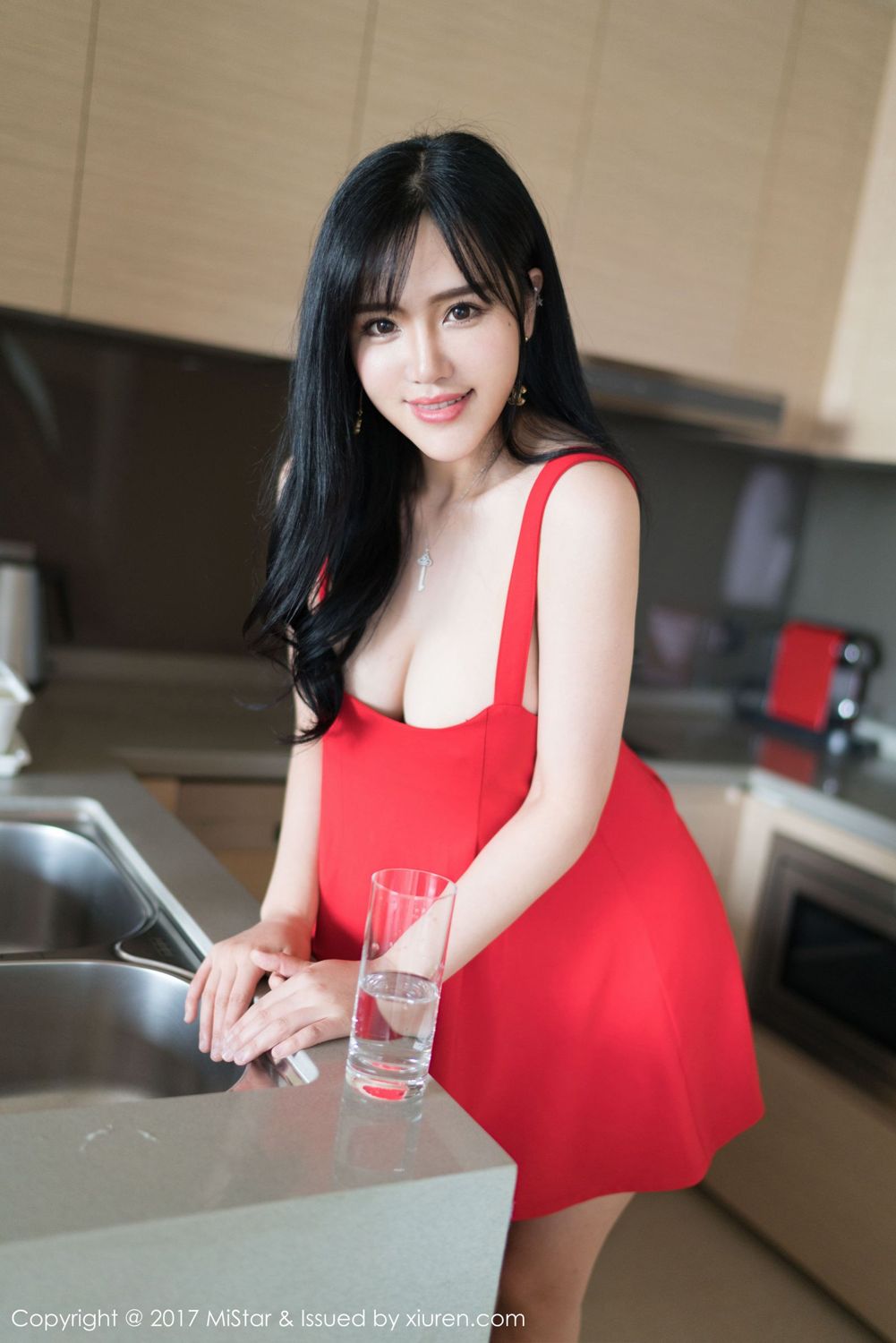红裙女神刘钰儿 职场OL彰显有致身材