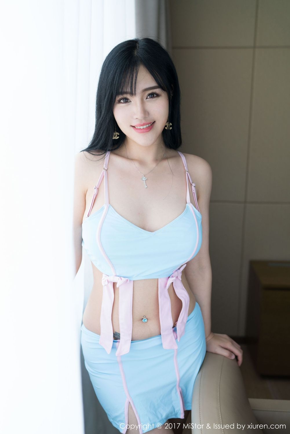红裙女神刘钰儿 职场OL彰显有致身材