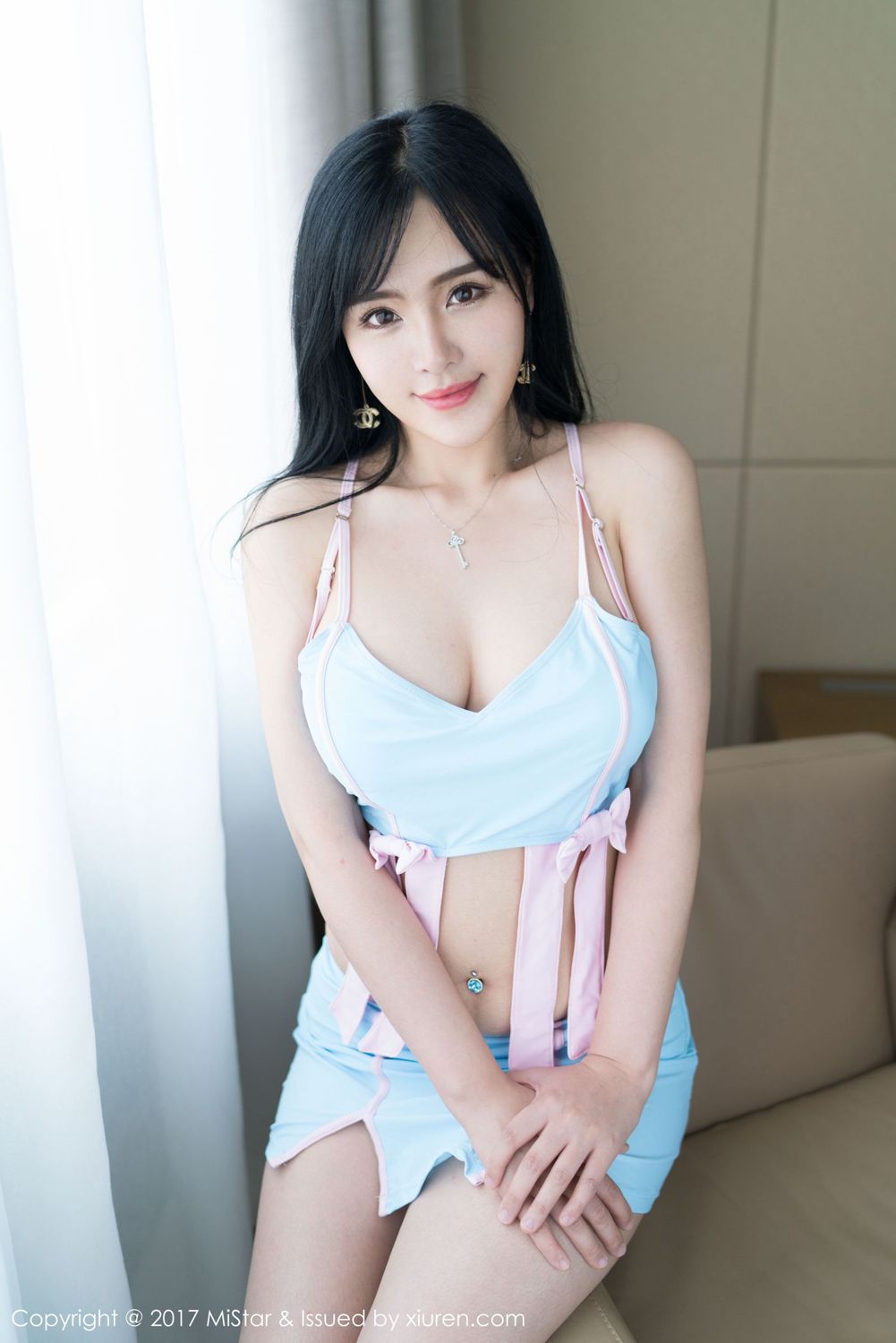 红裙女神刘钰儿 职场OL彰显有致身材