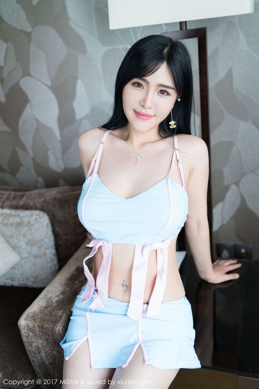 红裙女神刘钰儿 职场OL彰显有致身材