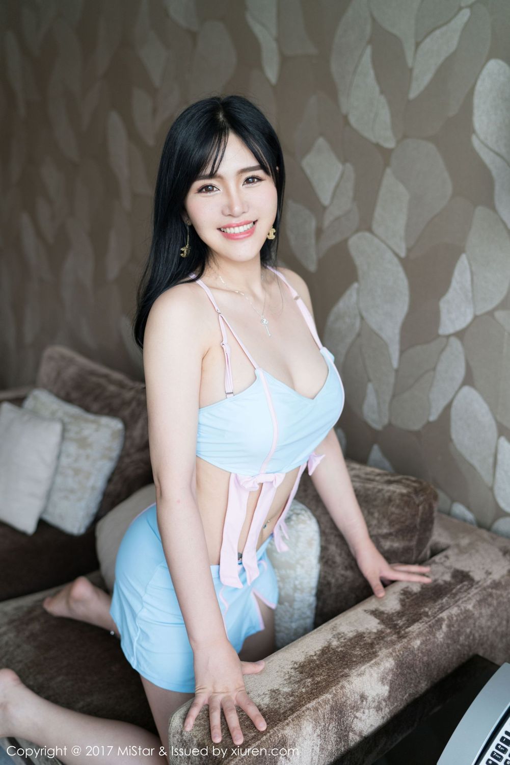 红裙女神刘钰儿 职场OL彰显有致身材