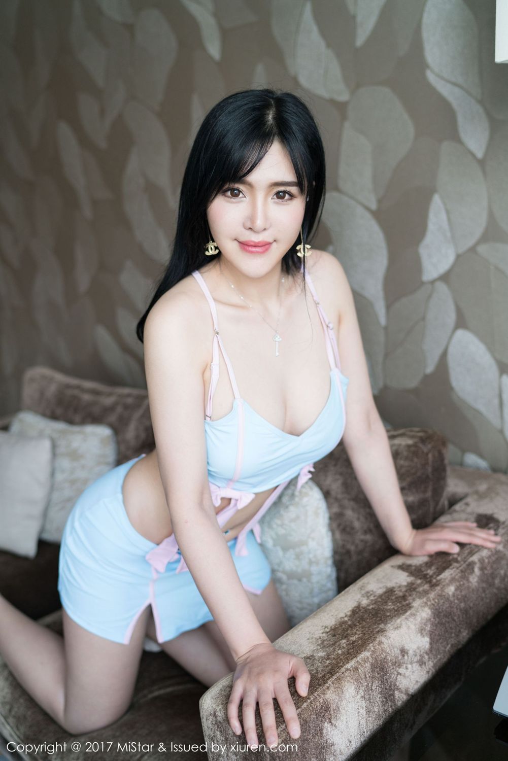 红裙女神刘钰儿 职场OL彰显有致身材