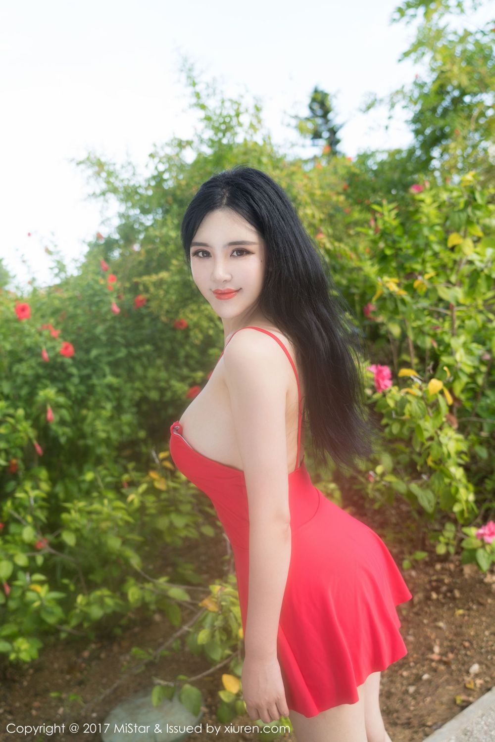 妖艳女神刘钰儿 体态丰神媚眼含春