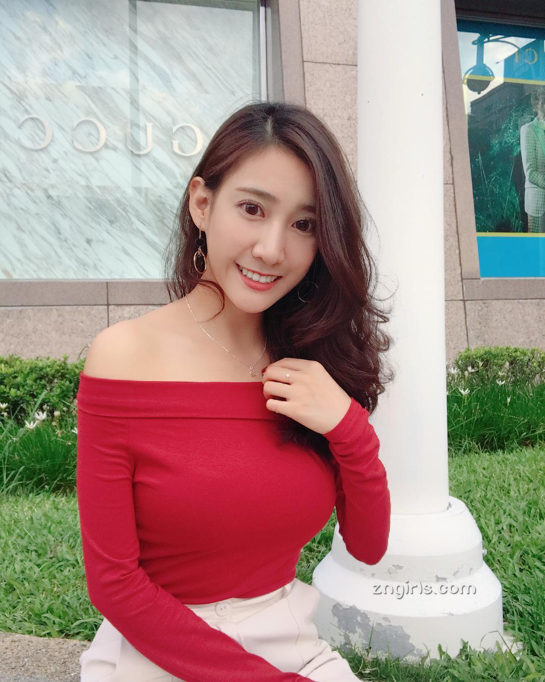 台湾气质空姐郑诗璇 笑容甜美又胸大腿长