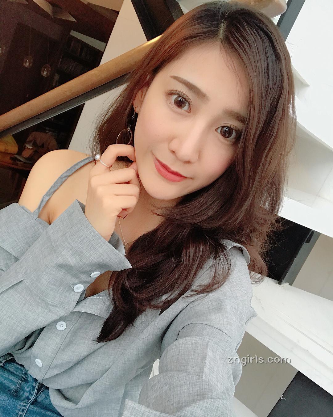 台湾气质空姐郑诗璇 笑容甜美又胸大腿长