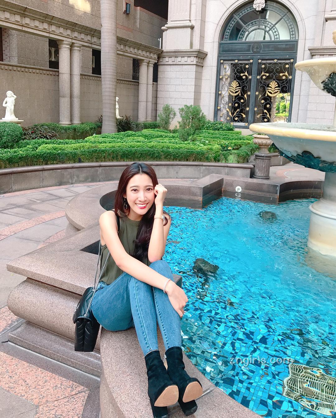 台湾气质空姐郑诗璇 笑容甜美又胸大腿长