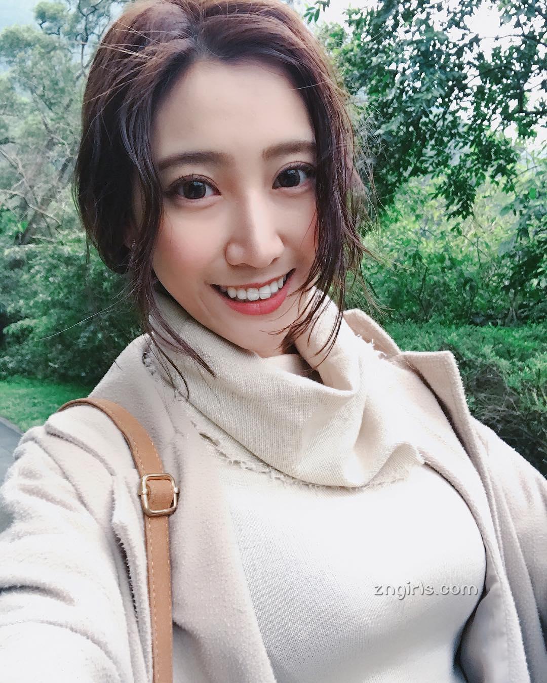 台湾气质空姐郑诗璇 笑容甜美又胸大腿长