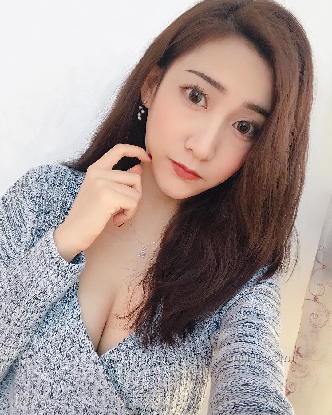 台湾气质空姐郑诗璇 笑容甜美又胸大腿长