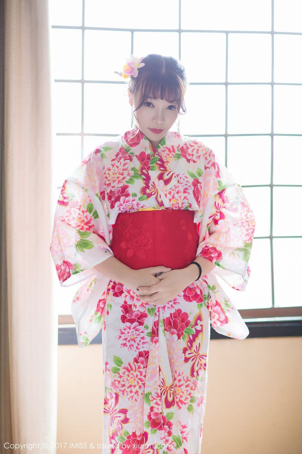 青涩美女芝芝Booty 日系和服迷你比基尼