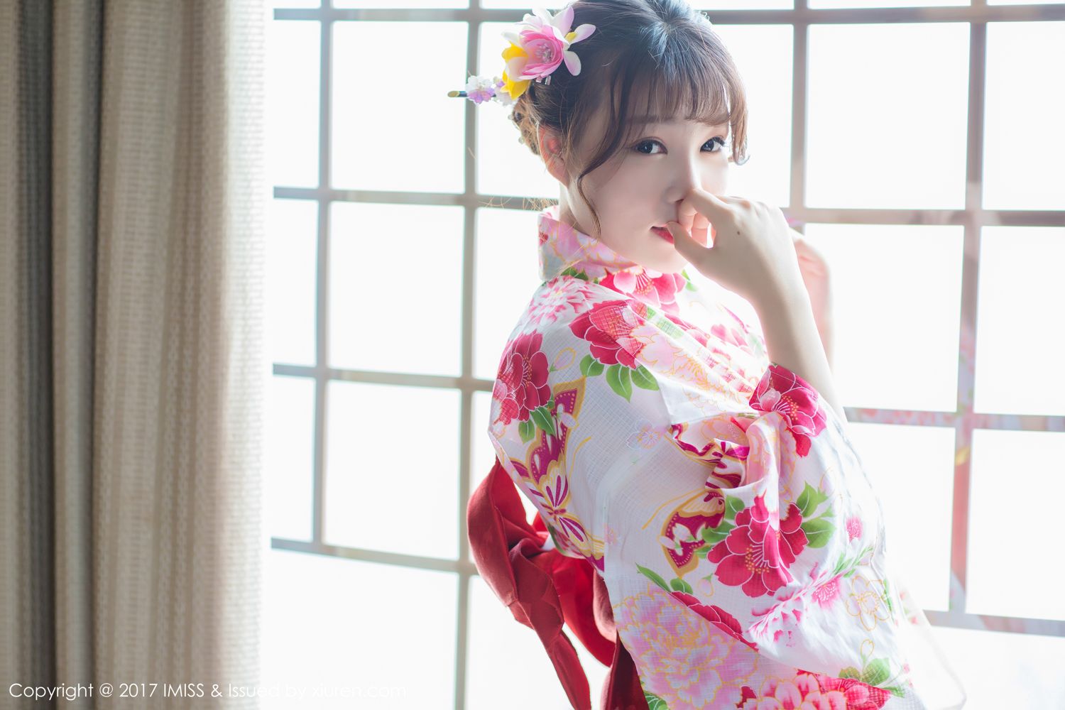 青涩美女芝芝Booty 日系和服迷你比基尼
