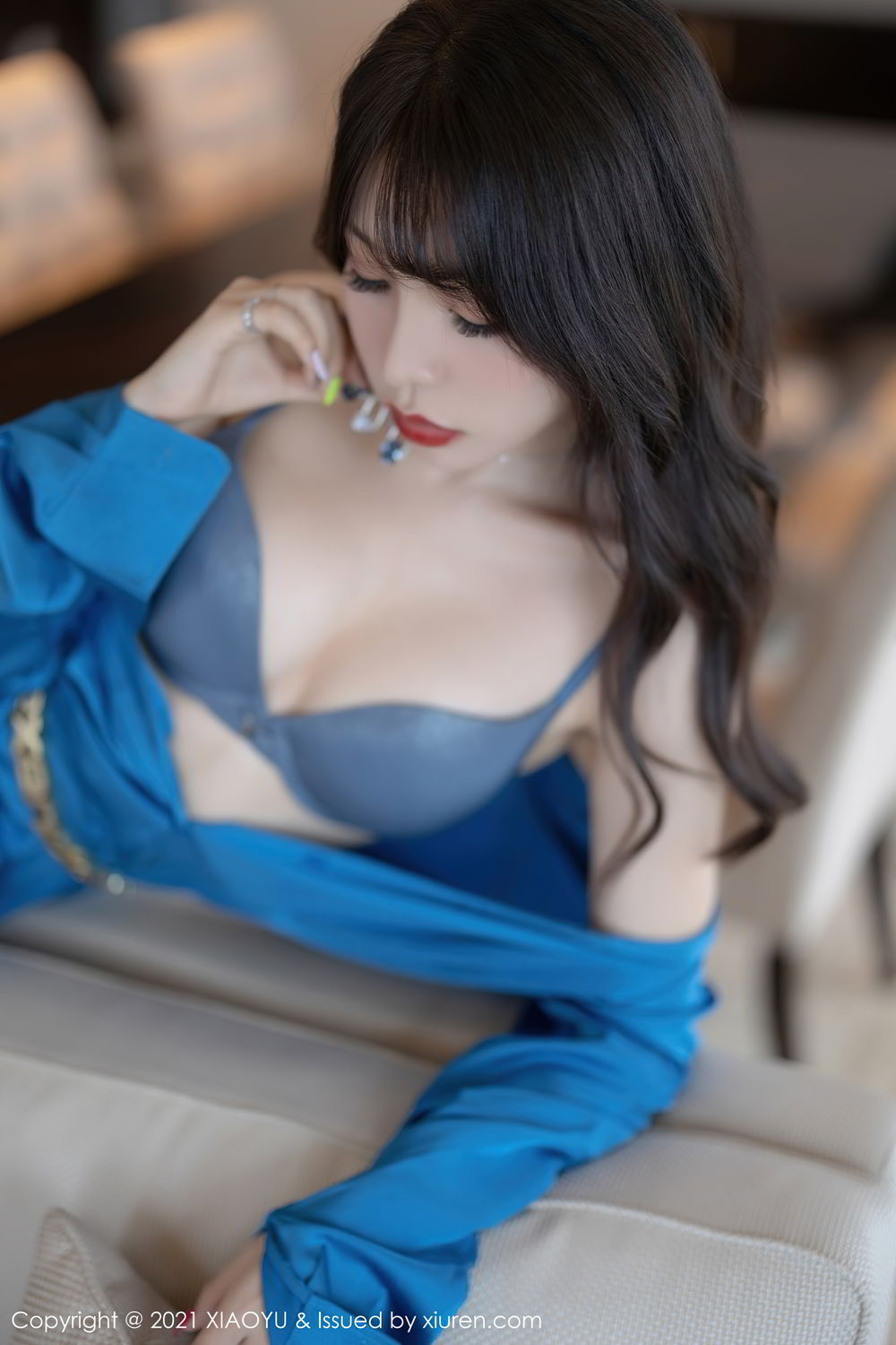 宅男女神芝芝Booty 简约大气的服饰