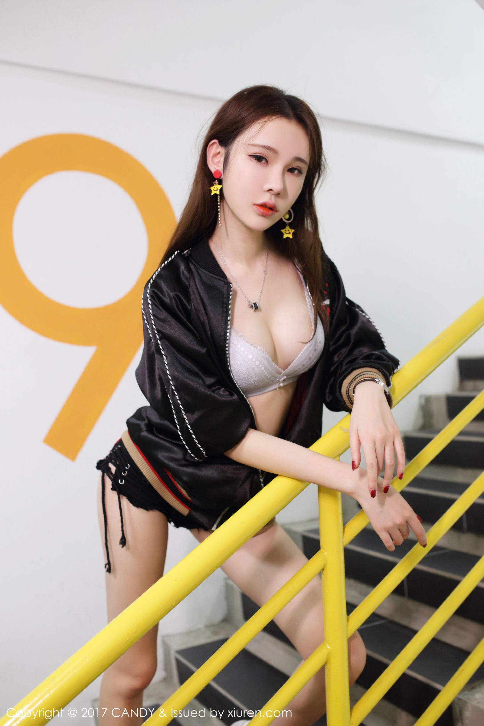 魅惑女神萌琪琪 运动装白色比基尼