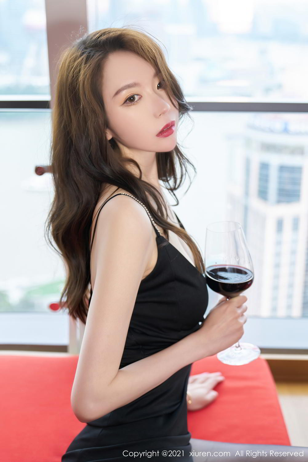 与女神举杯共饮 梦心月醉眼迷蒙