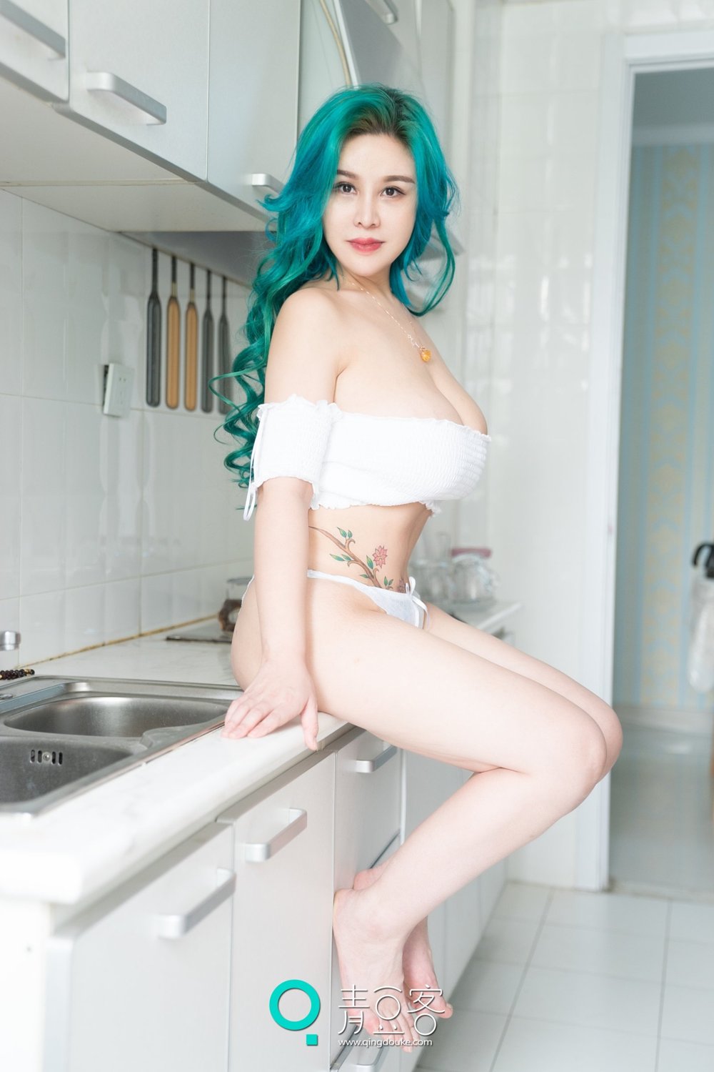 绿发熟女优优 肉感十足魅力写真