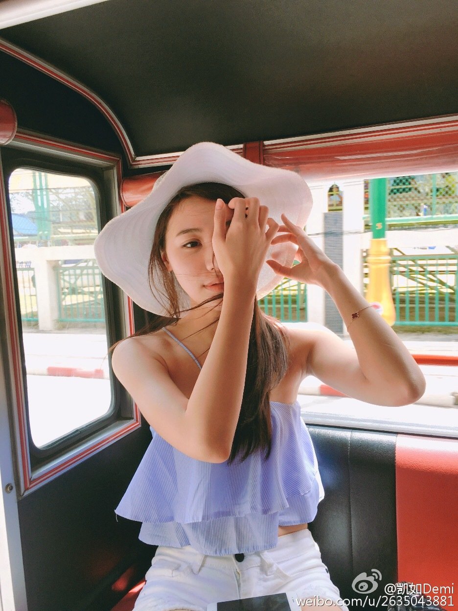 杨凯如Demi 「神金女孩」微博私房照诱惑写真图