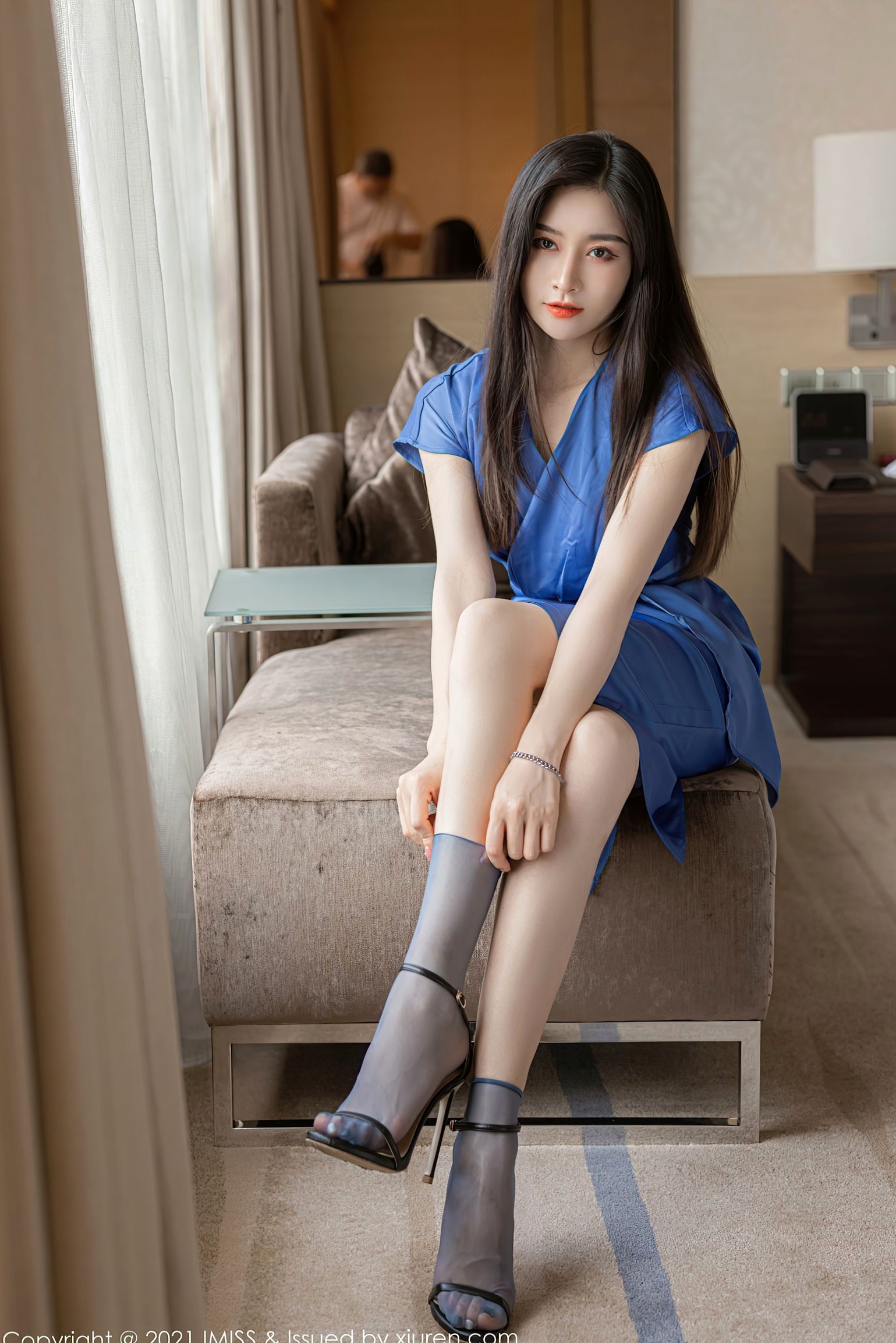 Gallery - 《IMiss爱蜜社 - Honey Club -626-Vanessa-气质女神私房写真:蓝色缎面礼裙与蕾丝内衣,丝袜美腿尽显优雅魅力》爱蜜社 - Honey Club 性感私房照美腿丝袜 任育萱女神私房照_秀色女神