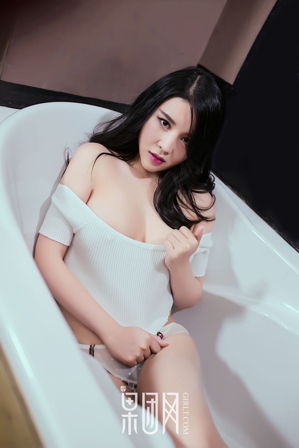 妩媚尤物SukkiQ 浴室上演湿身诱惑