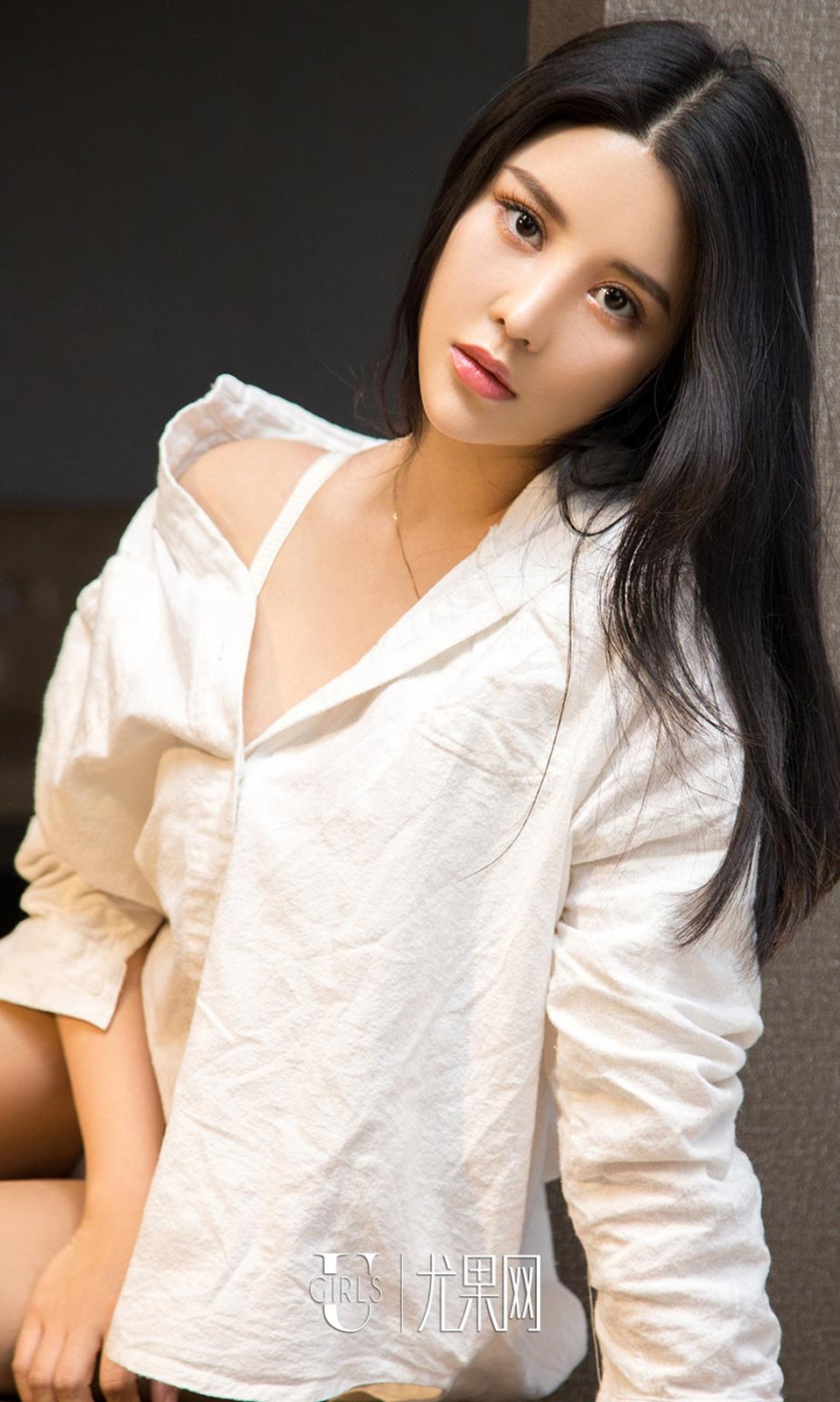 SukkiQ大秀事业线 黑裙吊带与白衬衫