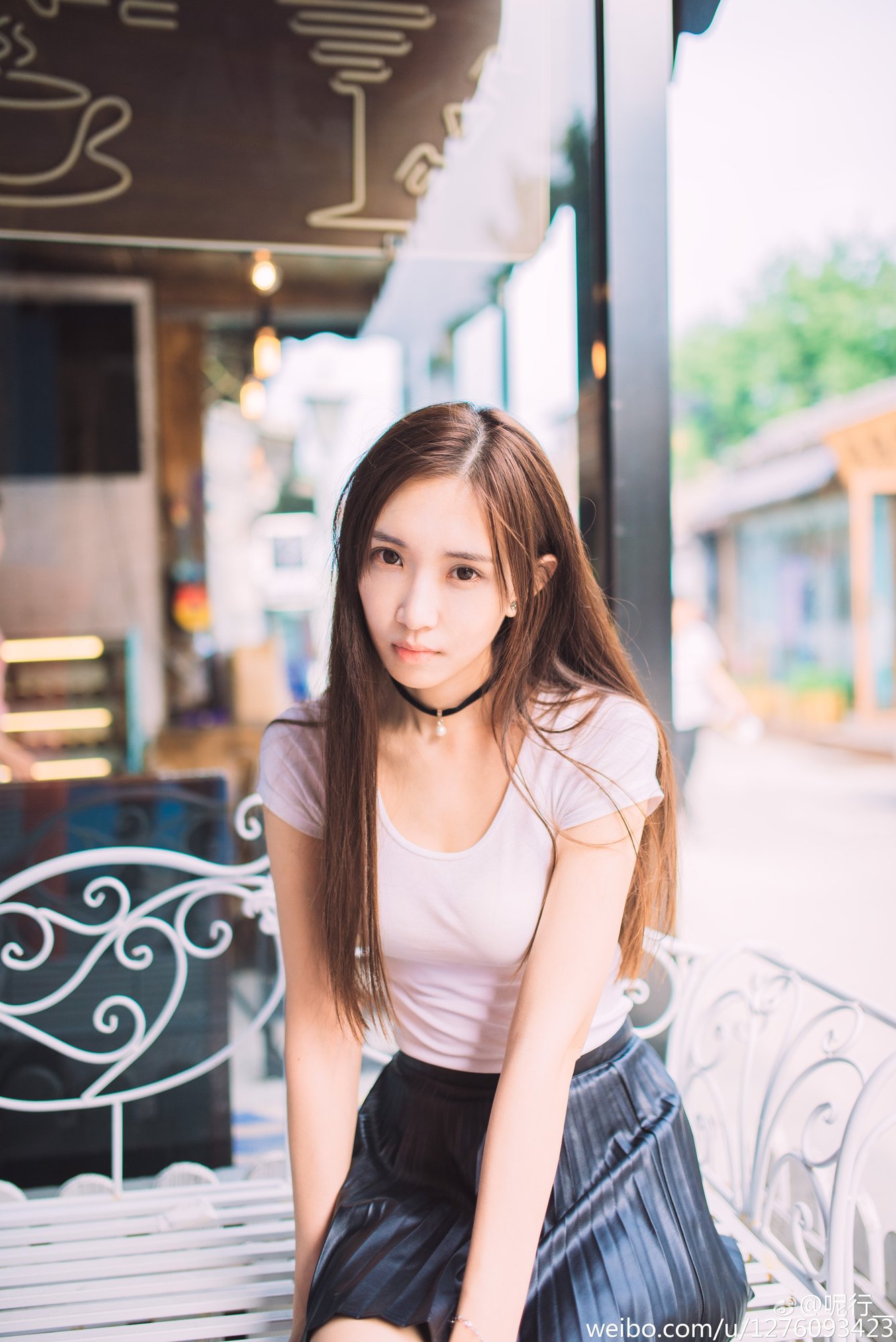 呢行 青涩妹子超养眼外拍写真图