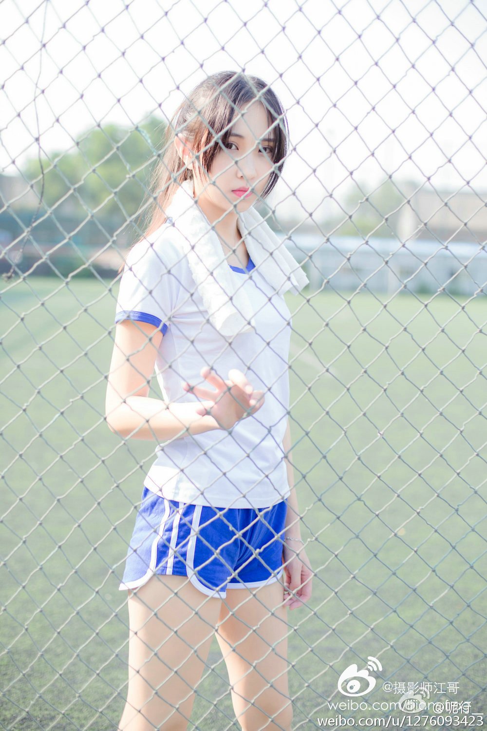 呢行 青涩妹子超养眼外拍写真图