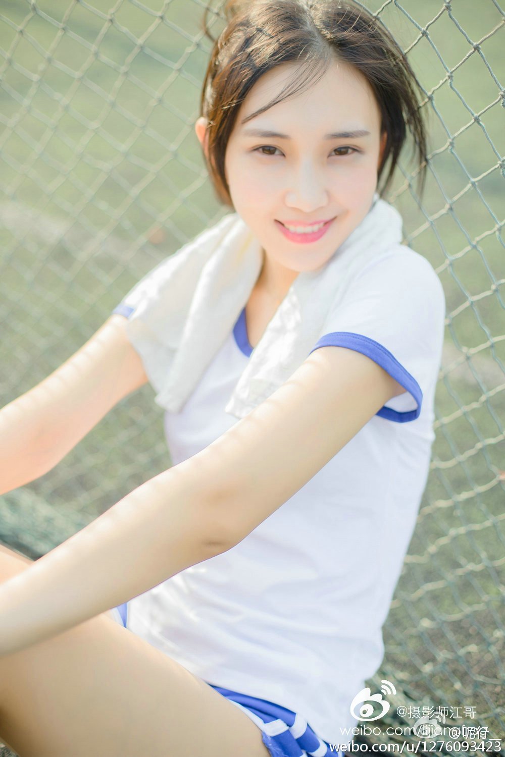 呢行 青涩妹子超养眼外拍写真图