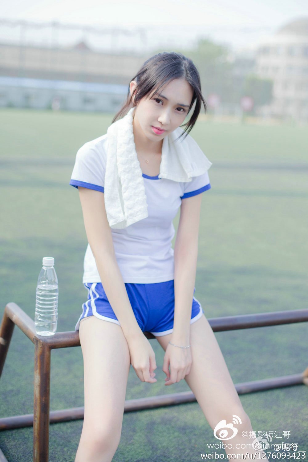 呢行 青涩妹子超养眼外拍写真图