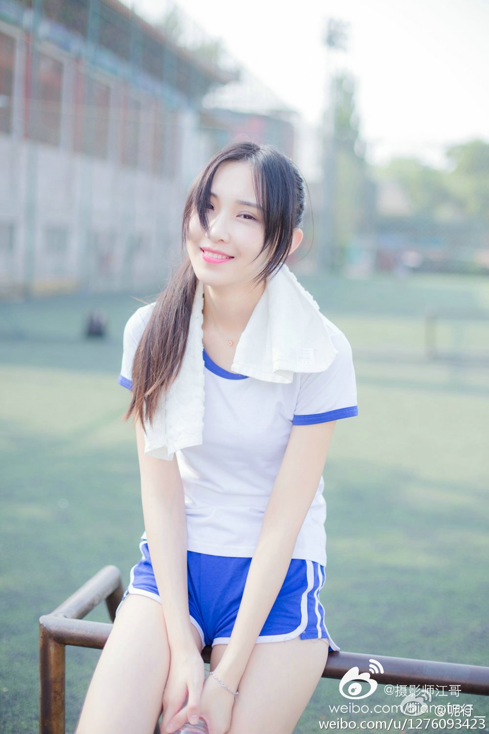 呢行 青涩妹子超养眼外拍写真图