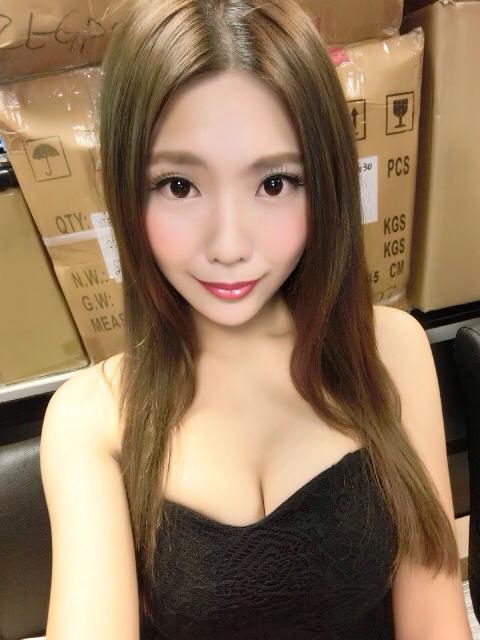 Chenoa霖霖 热爱手游的台湾正妹