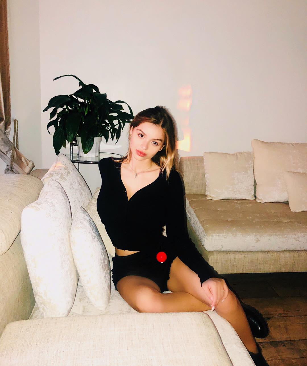 90后女神Sophie Mudd再掀起童颜欧派狂潮