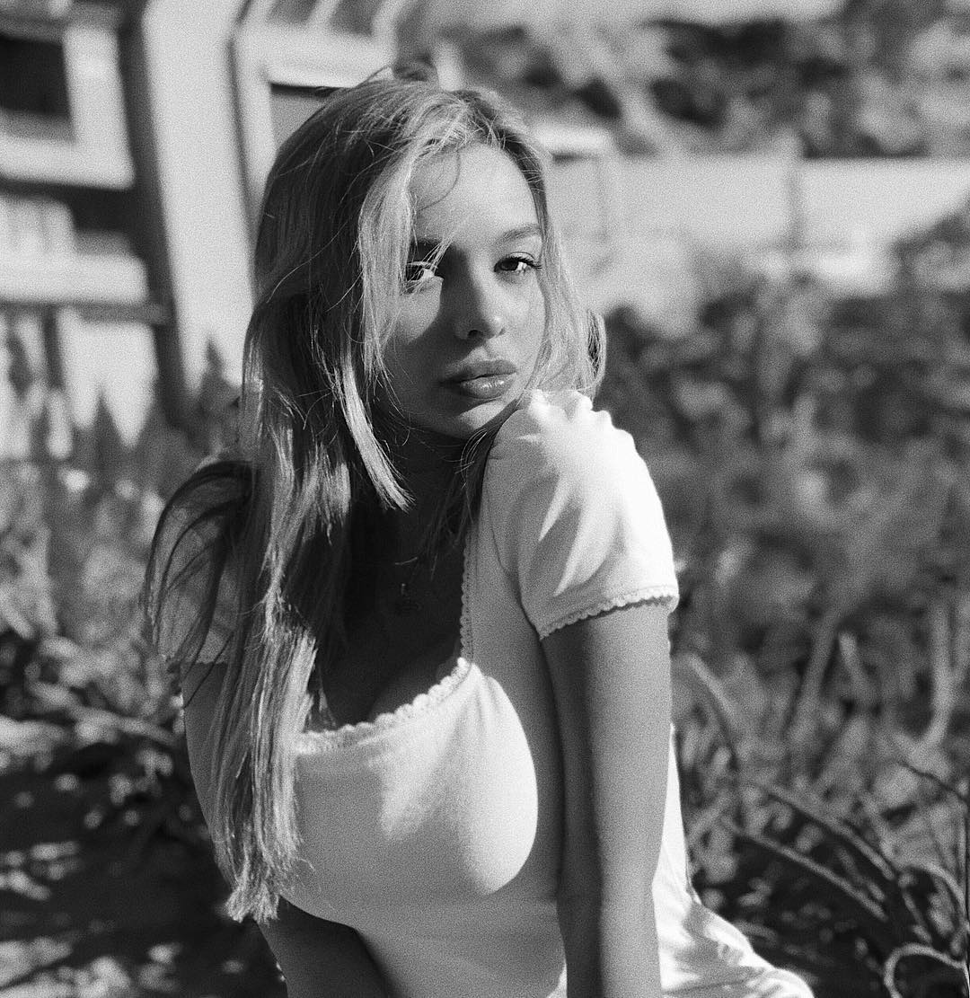 90后女神Sophie Mudd再掀起童颜欧派狂潮